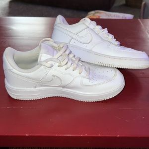 Boys 2.5 Nike air forces